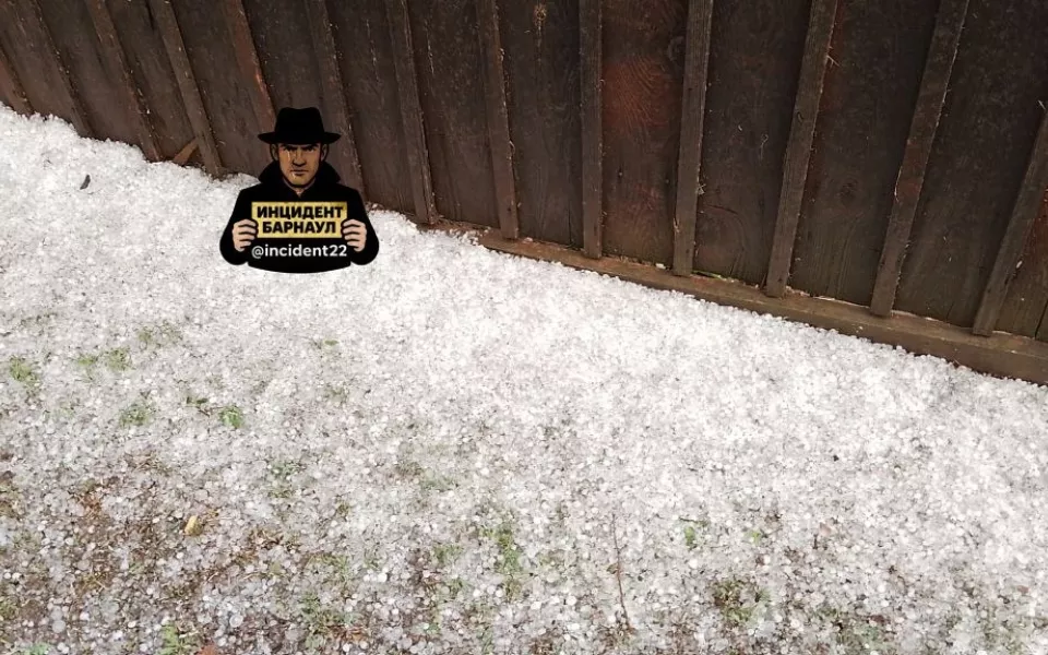 Сильнейший град поломал деревья и сорвал крыши домов на юге Алтайского края