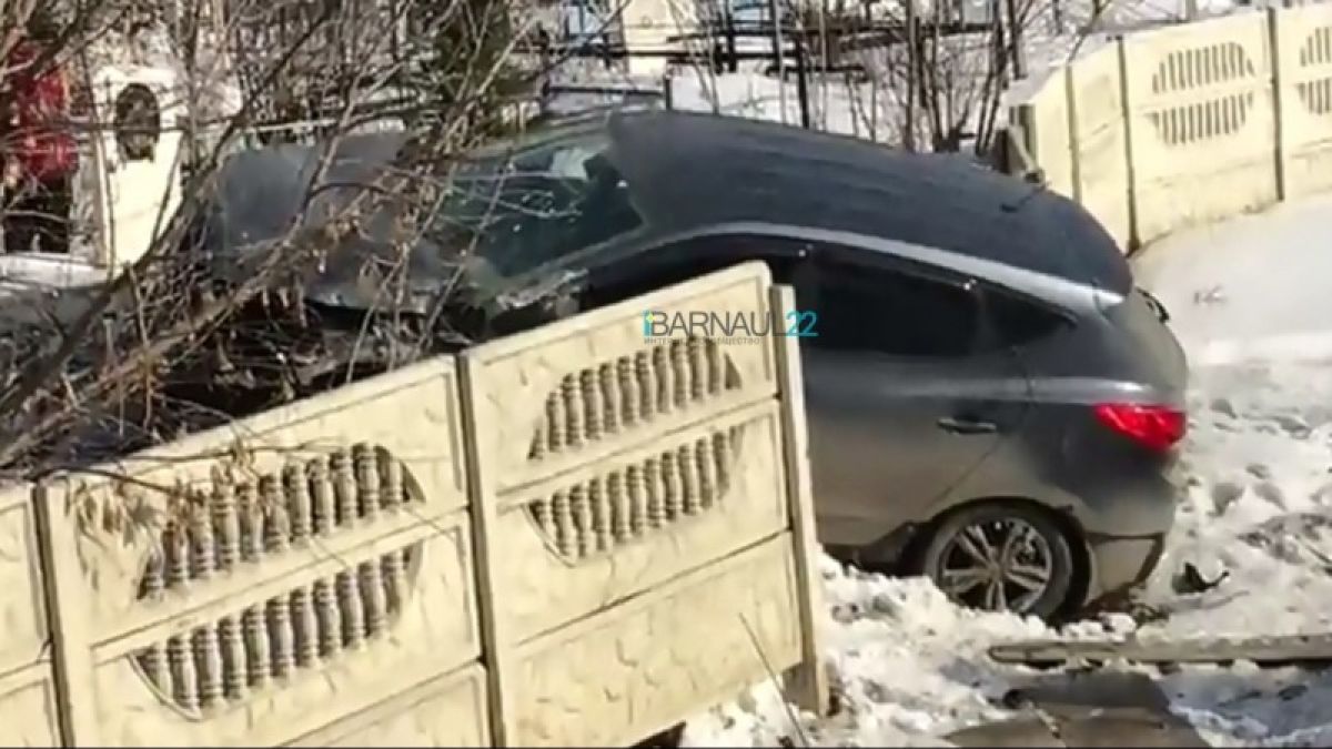 Иномарка влетела в ограждение кладбища на Гоньбинском тракте в Барнауле