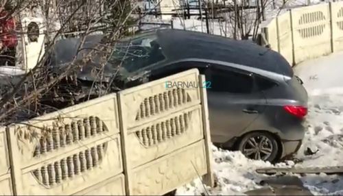 Иномарка влетела в ограждение кладбища на Гоньбинском тракте в Барнауле