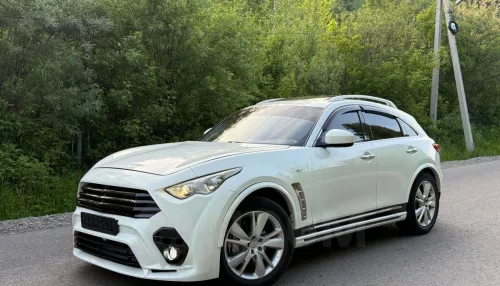 Белый Infiniti мощностью 333 лошади продают в Горно-Алтайске за 2,6 млн рублей
