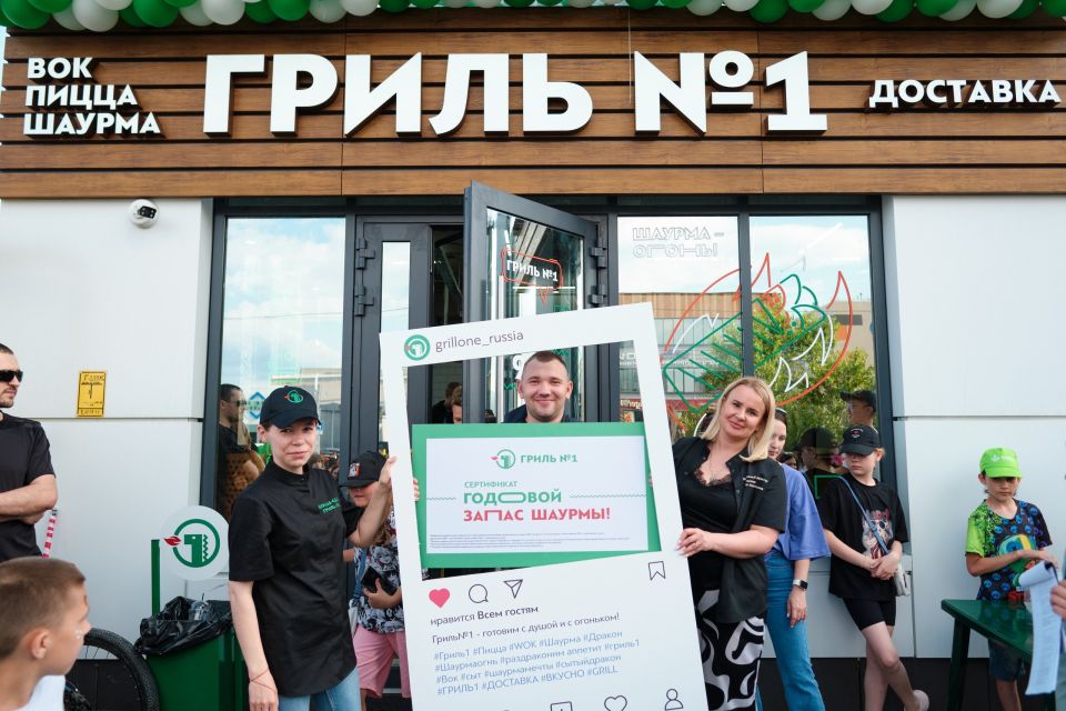 Победитель конкурса по скоростному поеданию шаурмы Алексей Победитель конкурса по скоростному поеданию шаурмы Алексей