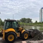 Размытый берег Ковша на Промышленной восстанавливают в Барнауле. Фото
