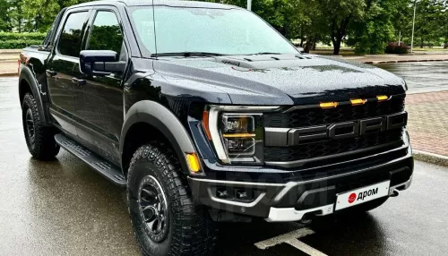 Черный пикап Ford с панорамной крышей продают за 10,9 млн рублей в Барнауле. Фото
