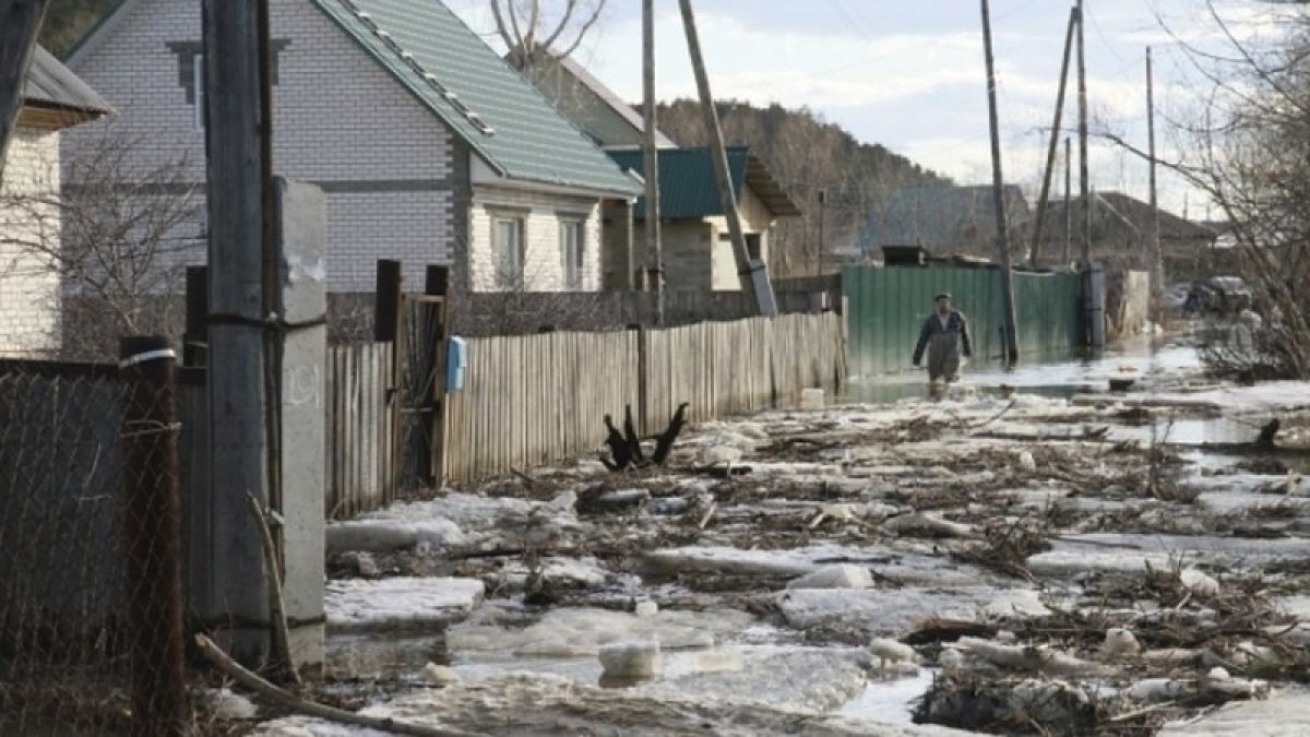 Талые воды начали топить частный сектор в Барнауле