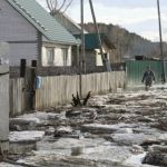 Талые воды начали топить частный сектор в Барнауле