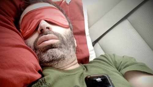 Эксперты рассказали о вреде засыпания с телефоном в руках