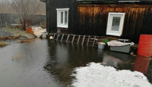 Жителям подтопленных в Барнауле домов привезли насосы для откачки воды