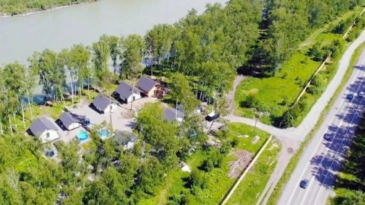 Гостевые дома на берегу Катуни у Каянчинского плеса