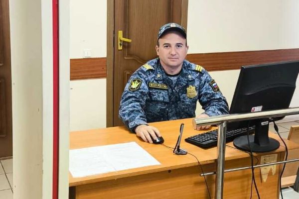 Судебный пристав спас девушку во время приступа в Алтайском крае