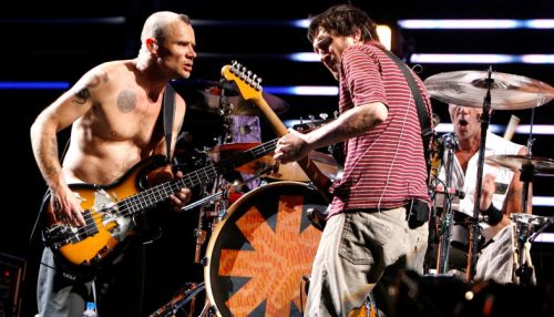 Red Hot Chili Peppers дали живой концерт у пирамид Гизы