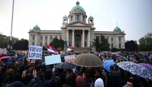 Демонстранты прорвали оцепление у президентского дворца в Белграде
