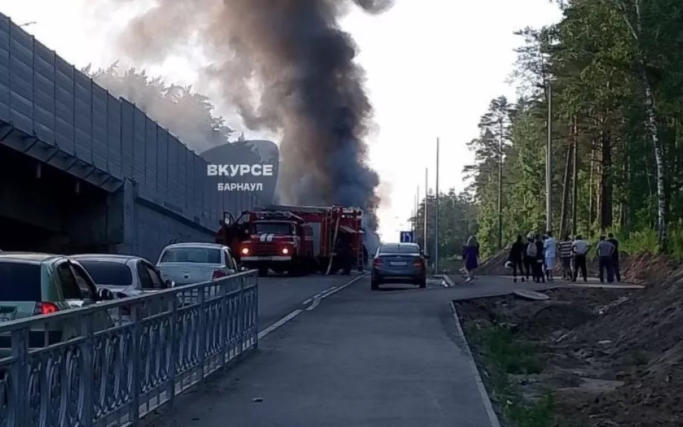 Автобус с людьми загорелся на шоссе Ленточный бор в Барнауле
