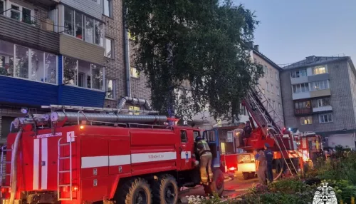 В Горно-Алтайске два балкона многоэтажки сгорели из-за неосторожного курения