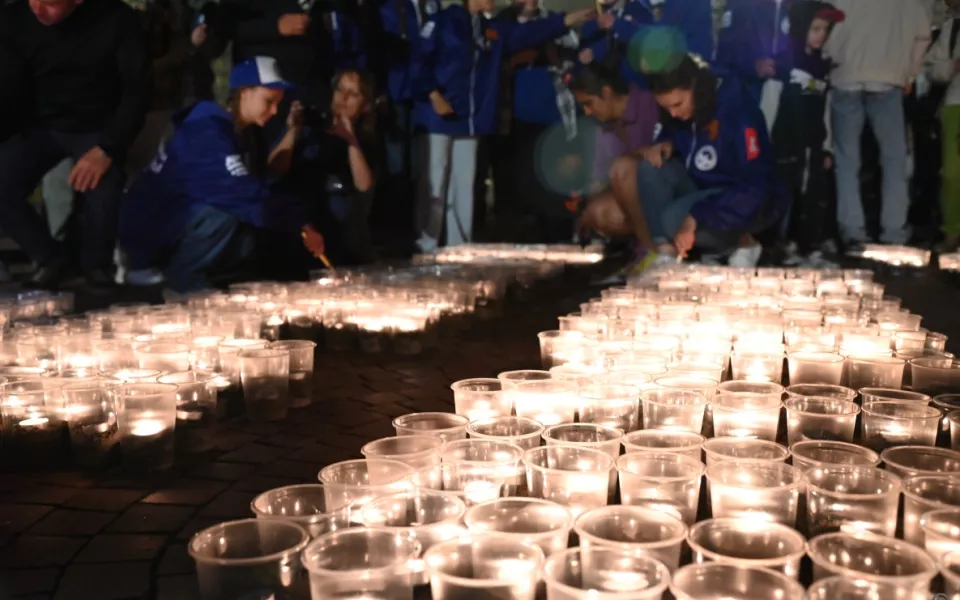 Барнаульцы зажгли сотни свечей на Мемориале Славы. Фото