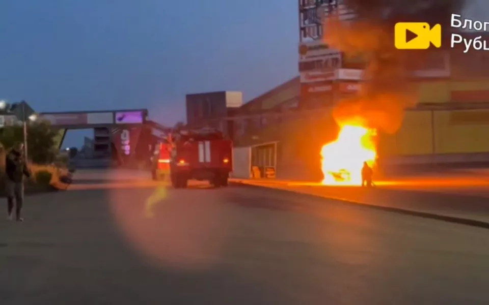 Автомобиль сгорел открытым пламенем на парковке в Рубцовске