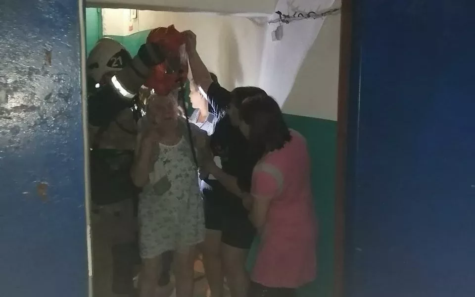 Чайник стал причиной пожара и массовой эвакуации в бийской пятиэтажке