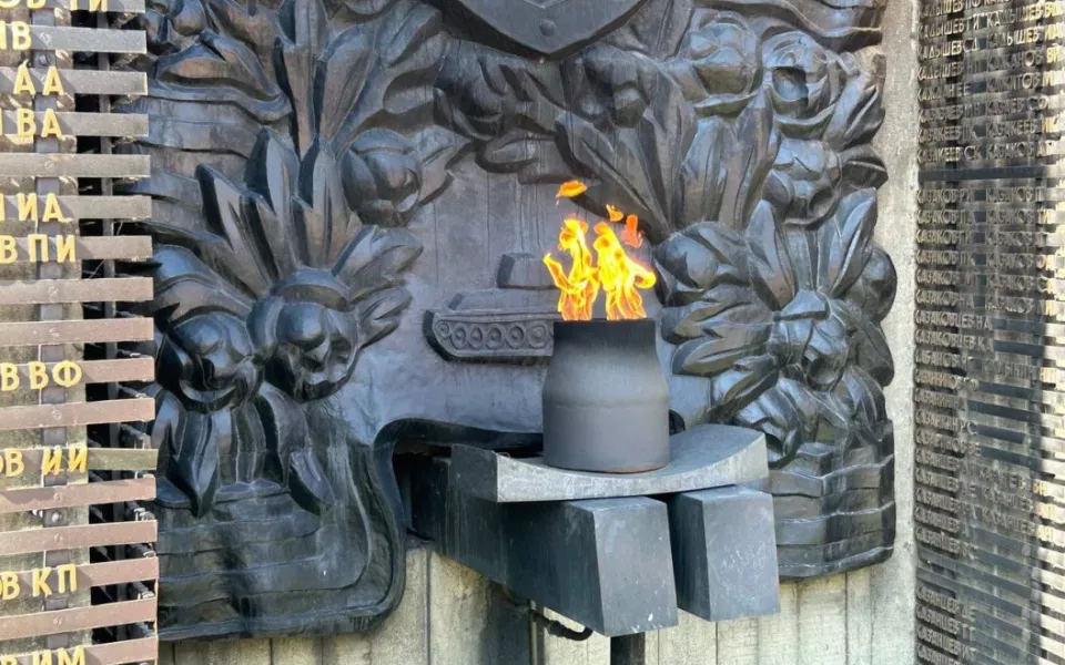 На площади Победы в Барнауле прошло возложение цветов в День памяти и скорби