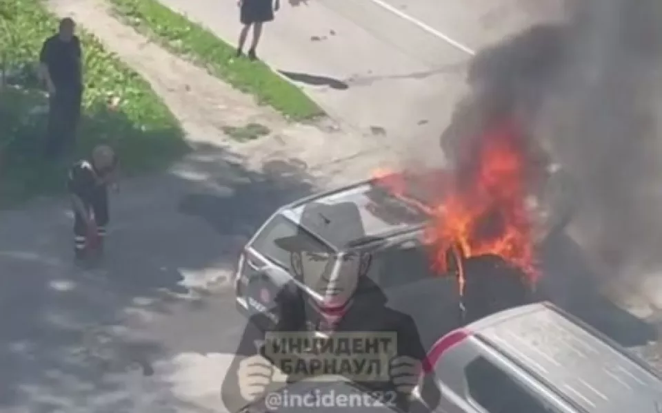 В Новоалтайске открытым пламенем загорелся автомобиль