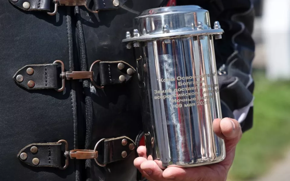 Ночные волки передали алтайской школе землю от подножия памятника Алеше