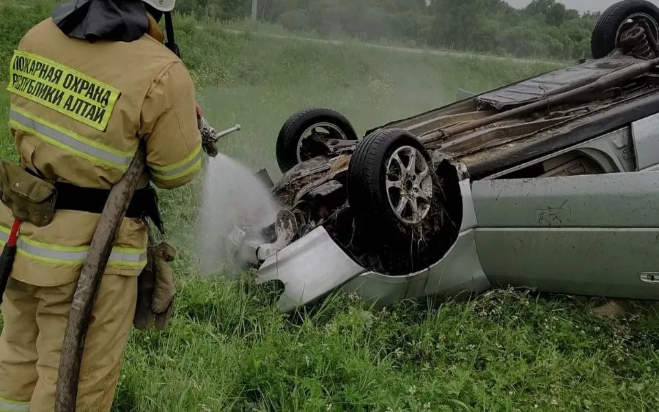 Четыре человека пострадали в перевернувшемся авто на Чуйском тракте