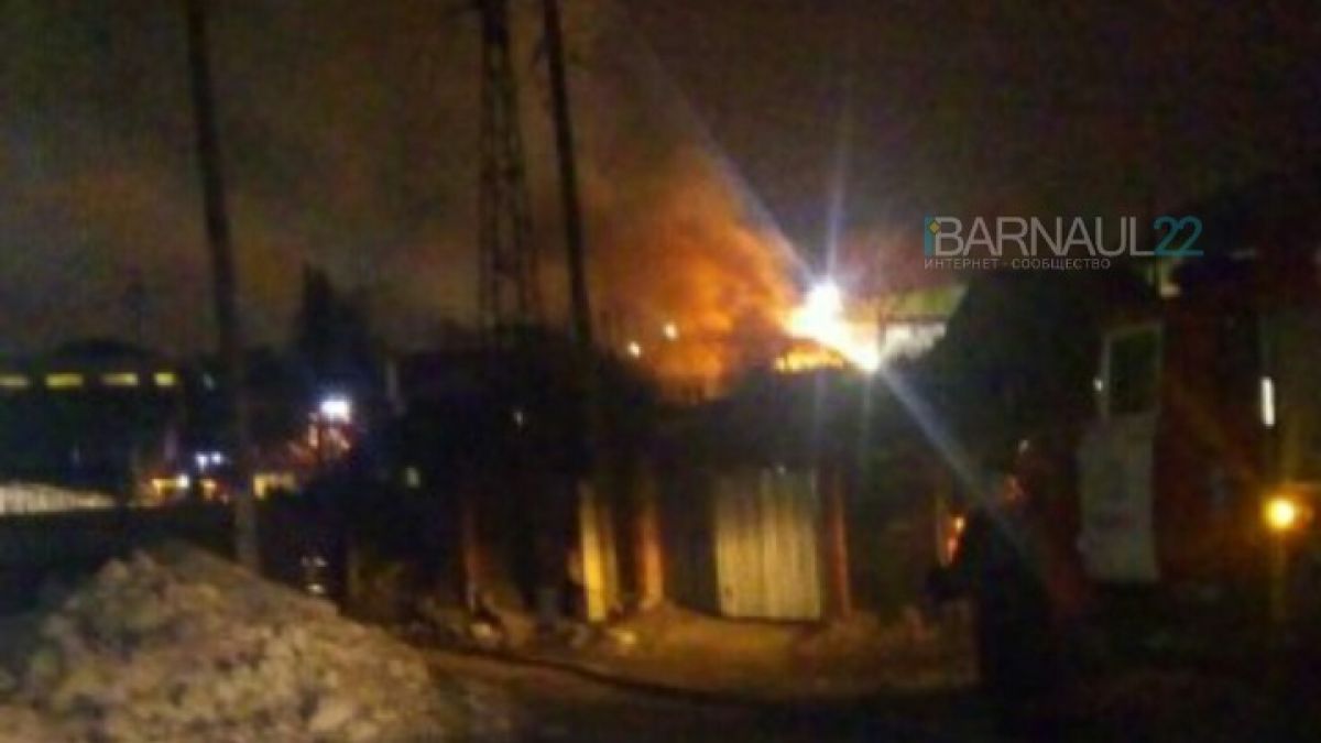 Сильный пожар произошел в частном секторе Барнаула – сгорели два дома