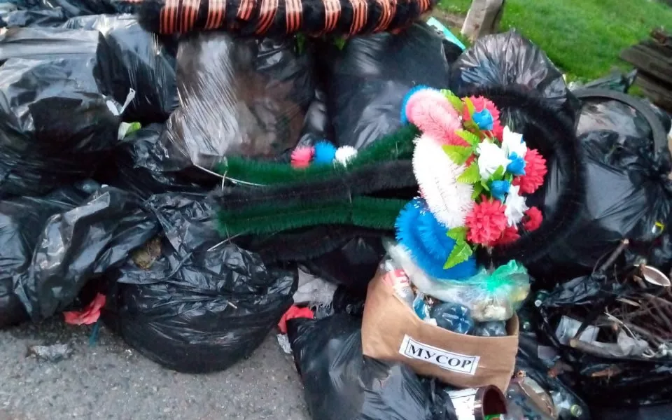 Жители возмутились способом утилизации цветов с мемориала в алтайском селе