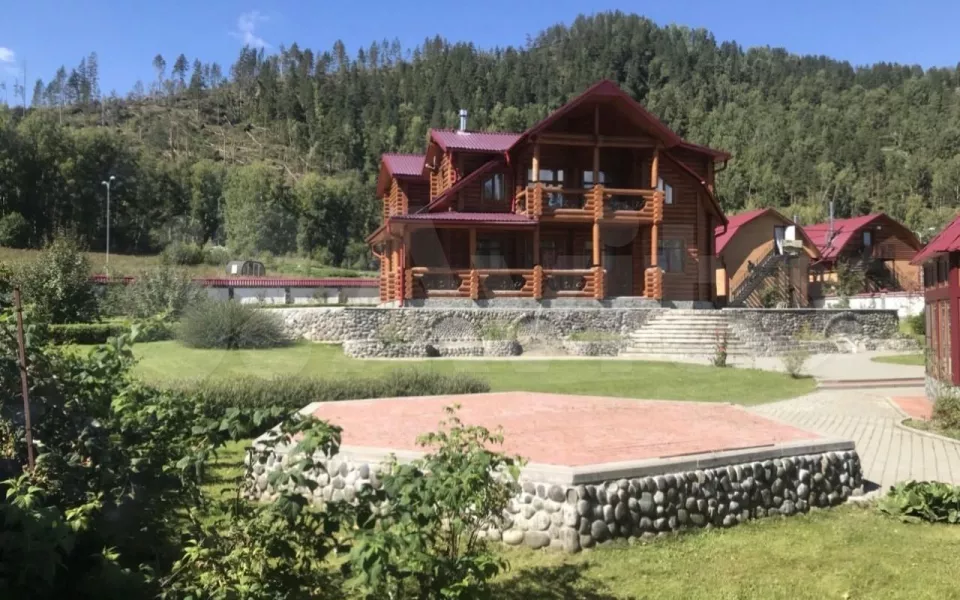 Большой коттедж с бассейном и беседкой на берегу Катуни продают в Горном Алтае. Фото