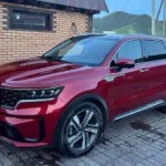 Красный Kia в премиальной комплектации продают в Горно-Алтайске за 4 млн рублей. Фото