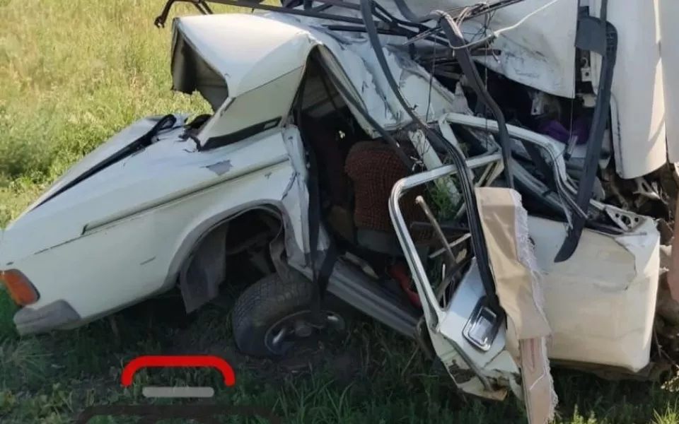 Волгу страшно смяло в ДТП на рубцовской трассе, водитель погиб