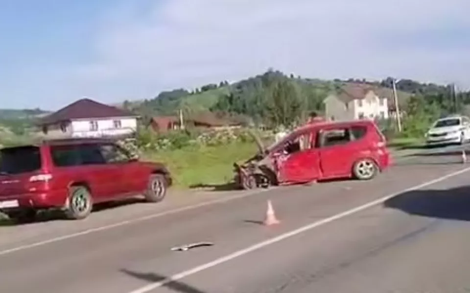 В Майме столкнулись две легковушки, есть пострадавшие
