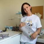 Вышитая история: как жительница Барнаула переносит детские рисунки на одежду