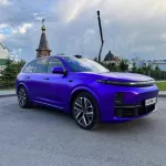 Фиолетовый китайский автомобиль в бронепленке продают за 7 млн руб. в Барнауле. Фото