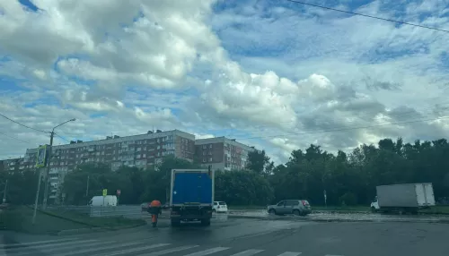 Повреждение водопровода произошло на перекрестке в Барнауле: вода заливает улицы