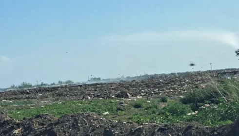 В затянувшейся борьбе с дымящейся свалкой в Алтайском крае наметились успехи