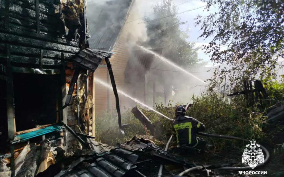 В Республике Алтай горел трехэтажный дом на 250 кв. метрах