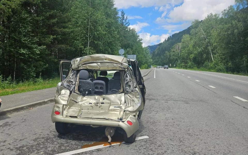 В Республике Алтай пассажирка легковушки пострадала от столкновения с грузовиком
