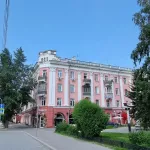 Двушку с видом на правительство Алтайского края продают в Барнауле
