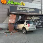 Легковушка протаранила банкетный зал в Барнауле: фото последствий