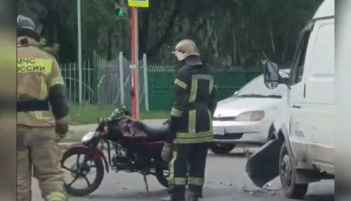 Газель в Барнауле сбила 18-летнего парня на мопеде