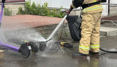 В Барнауле на улице у магазина загорелся электросамокат