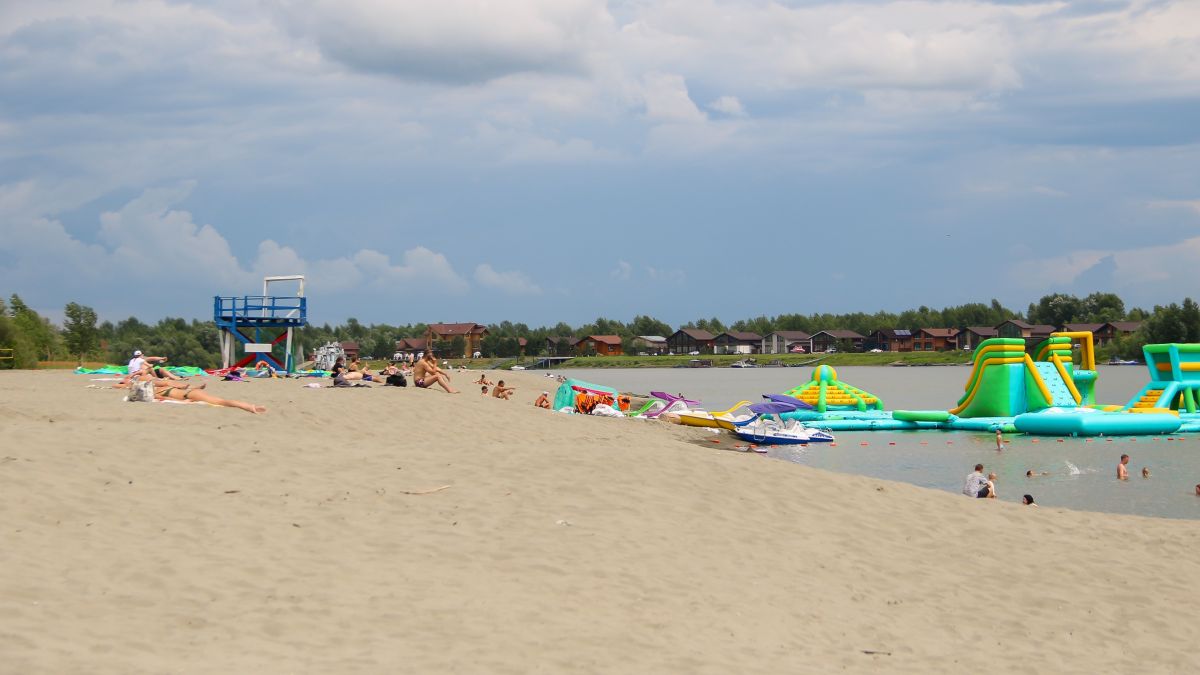 Городской пляж в пасмурную погоду