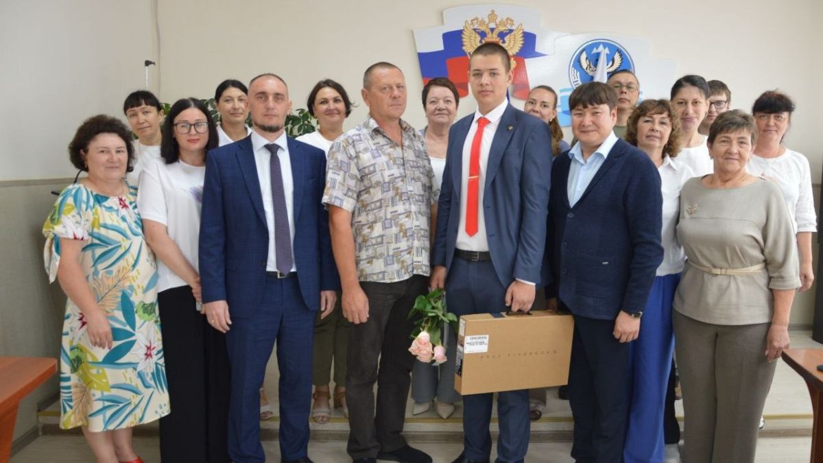 В Республике Алтай выпускнику-стобалльнику подарили планшет и ноутбук