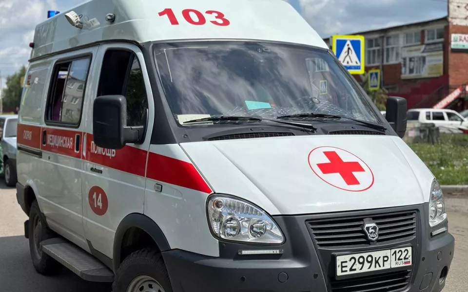 В Бийске малышка выпала из окна, опершись на москитную сетку