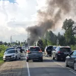 Трактор сгорел во время движения на трассе в Алтайском крае: фото