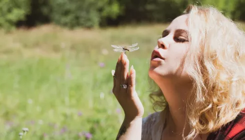 Связь с природой: как жительница Барнаула создает необычные ботанические свечи