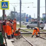Рельсы, шпалы и лопаты: в Барнауле продолжается капремонт переезда на улице Попова