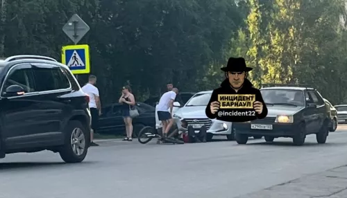 Иномарка сбила пожилого велосипедиста на переходе в Барнауле