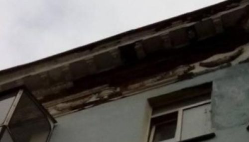 Барнаульцев предупреждают об осыпающейся штукатурке со здания в центре города