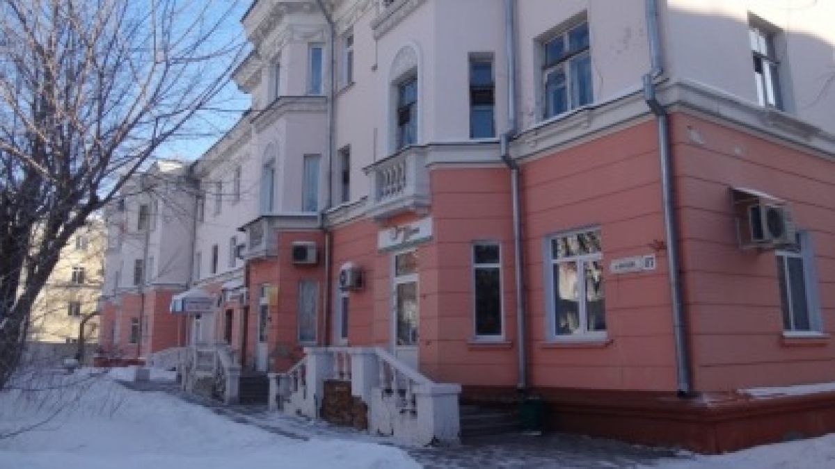 Глыба льда упала на двух подростков в Барнауле: Следком проводит проверку