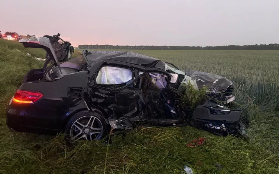 Женщина погибла и еще четверо пострадали при лобовом столкновении на алтайской трассе